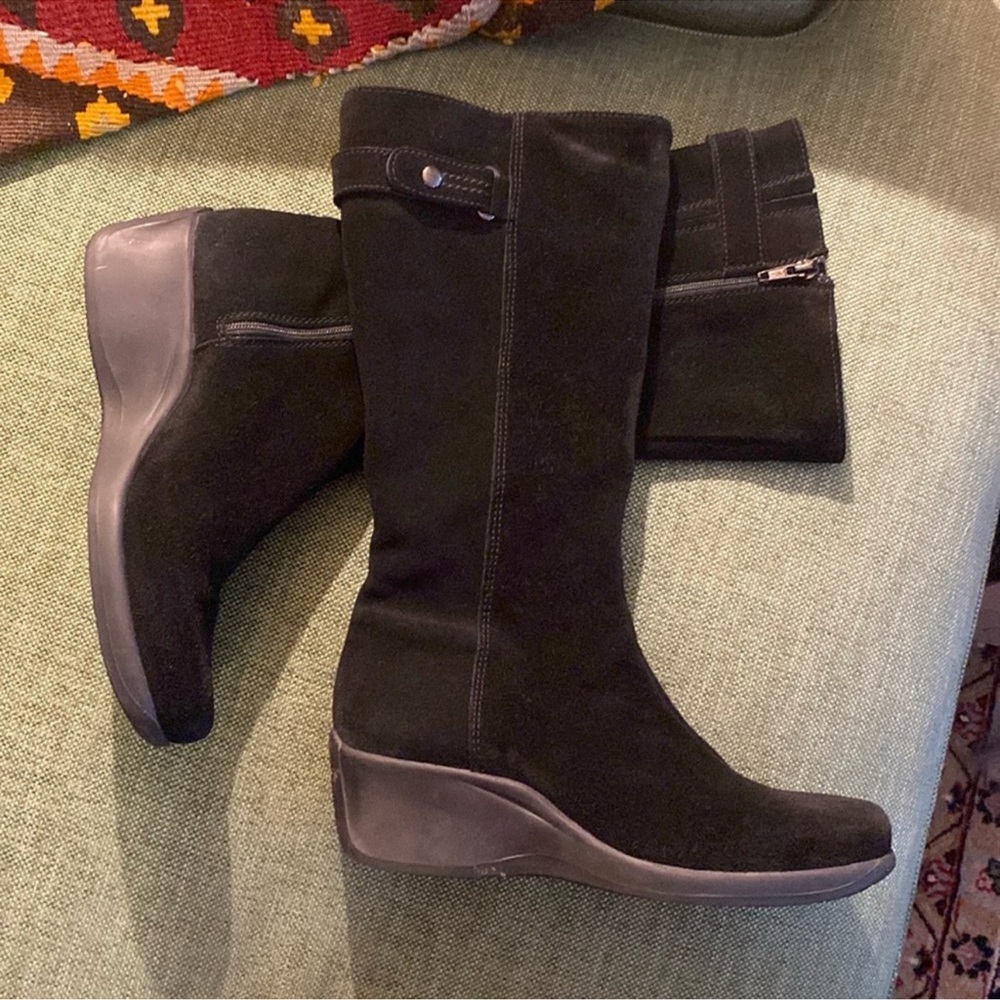 La CANADIENNE Women's Black Suede Wedge Boots 7M